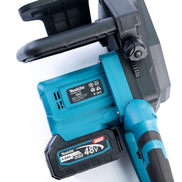 Аккумуляторная пила Makita (48V, 6Ah) Бесщеточная пила Макита с шиной 40см и с бесключевой натяжкой | Тип: бесщеточная | Номинальное напряжение: 48 В | Емкость АКБ: 6 А/ч | Длина шины: 40 см | Шаг цепи: 3/8" | Тормоз цепи: есть, Гарантия 3 года 12364-1 фото