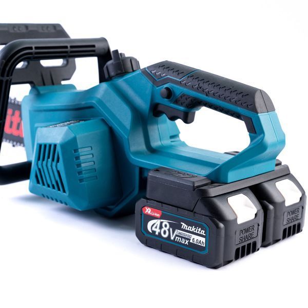 Бесщеточная аккумуляторная пила Makita (48V, 6Ah) Макита шина 40 см с бесключевой натяжкой цепи | Тип: - бытовая | Номинальное напряжение: - 48В | Емкость АКБ: - 6.0 Ач | Длина шины - 40 см | Шаг цепи - 3/8" | Вес: - 4,8 кг, Гарантия 3 года 851265-1 фото