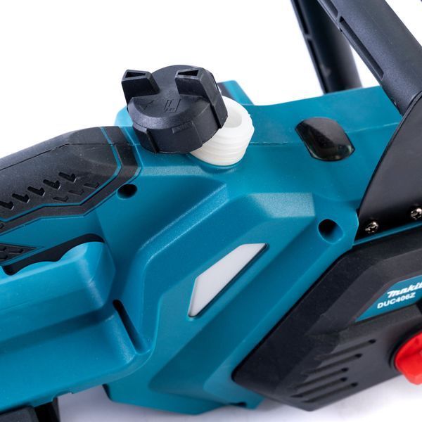 Бесщеточная аккумуляторная пила Makita (48V, 6Ah) Макита шина 40 см с бесключевой натяжкой цепи | Тип: - бытовая | Номинальное напряжение: - 48В | Емкость АКБ: - 6.0 Ач | Длина шины - 40 см | Шаг цепи - 3/8" | Вес: - 4,8 кг, Гарантия 3 года 851265-1 фото